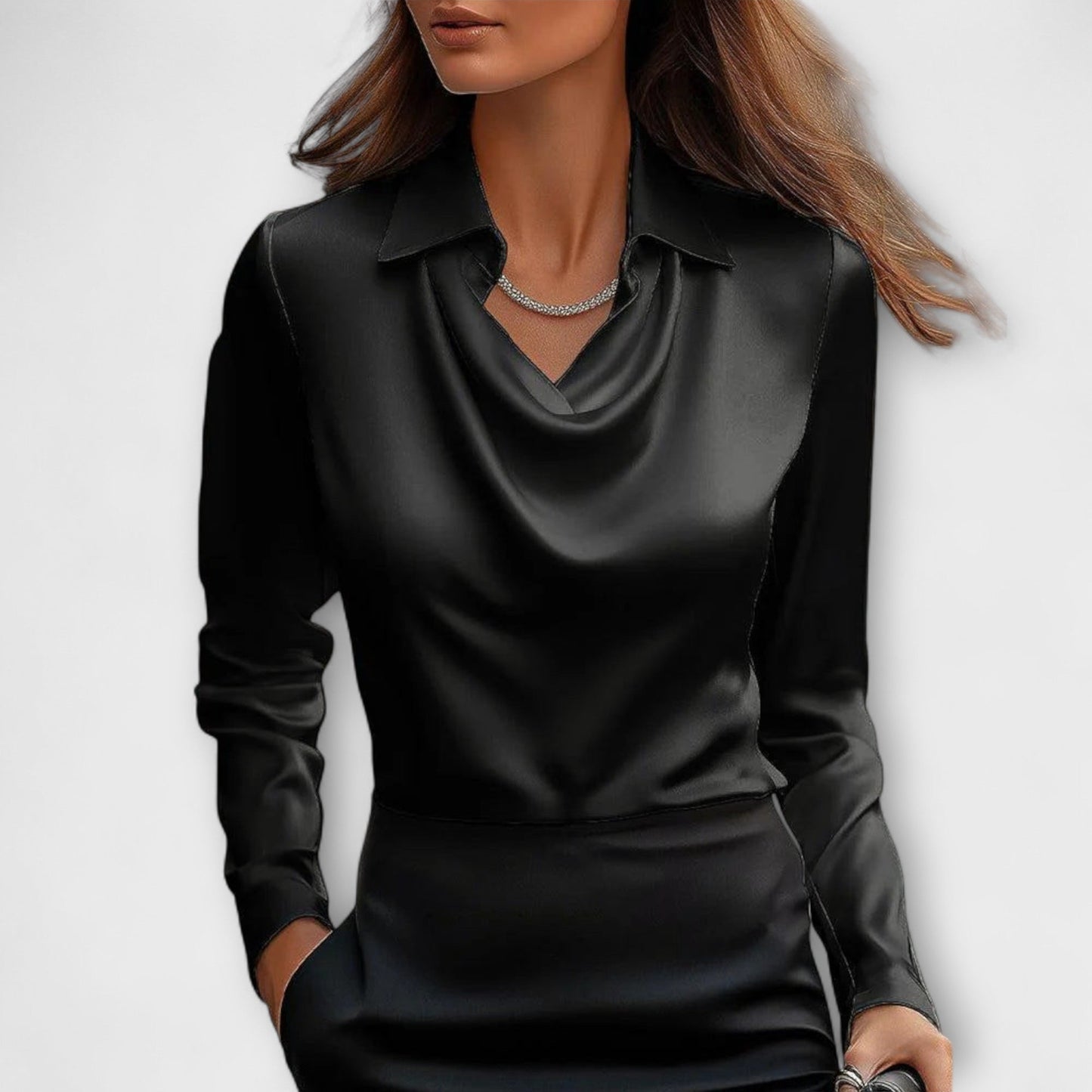 Alma™ | Glansig Blus med Eleganta Volanger