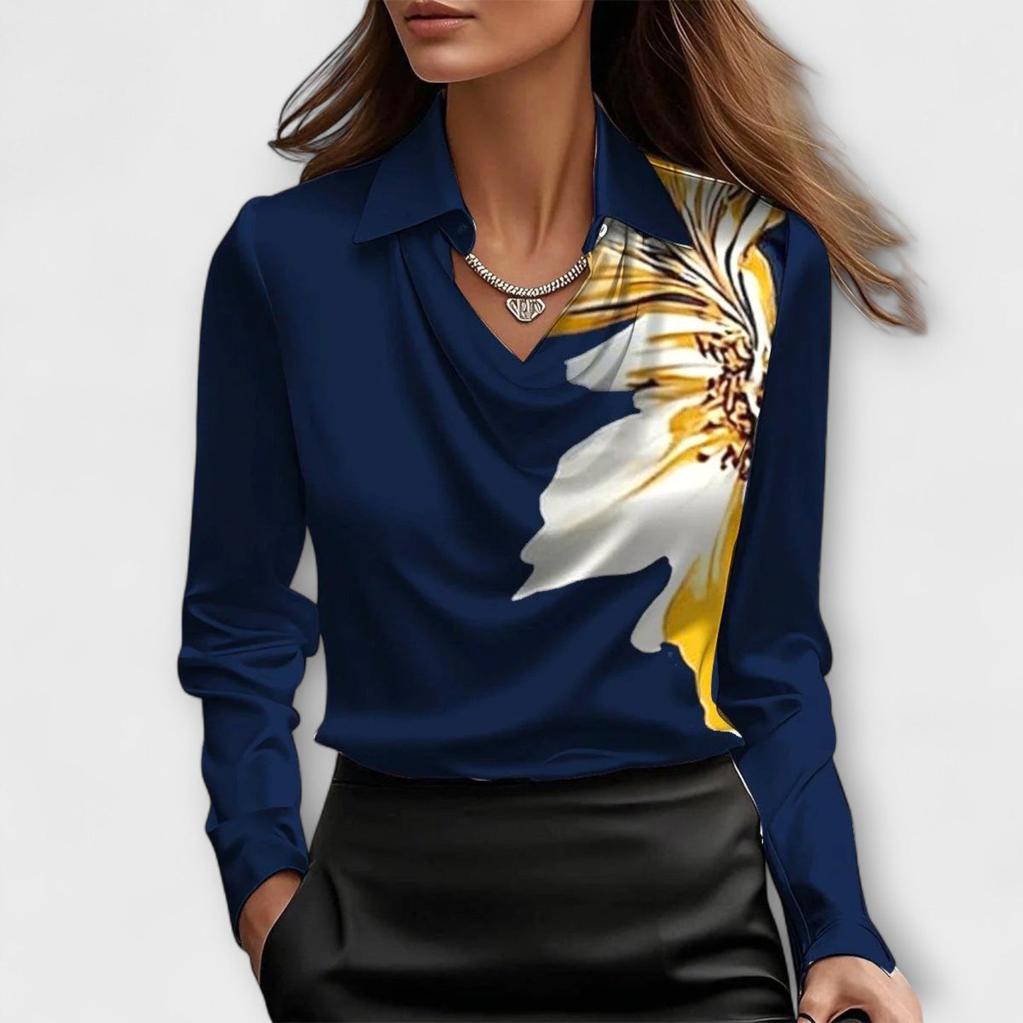 Alma™ | Glansig Blus med Eleganta Volanger