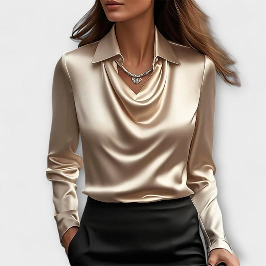 Alma™ | Glansig Blus med Eleganta Volanger